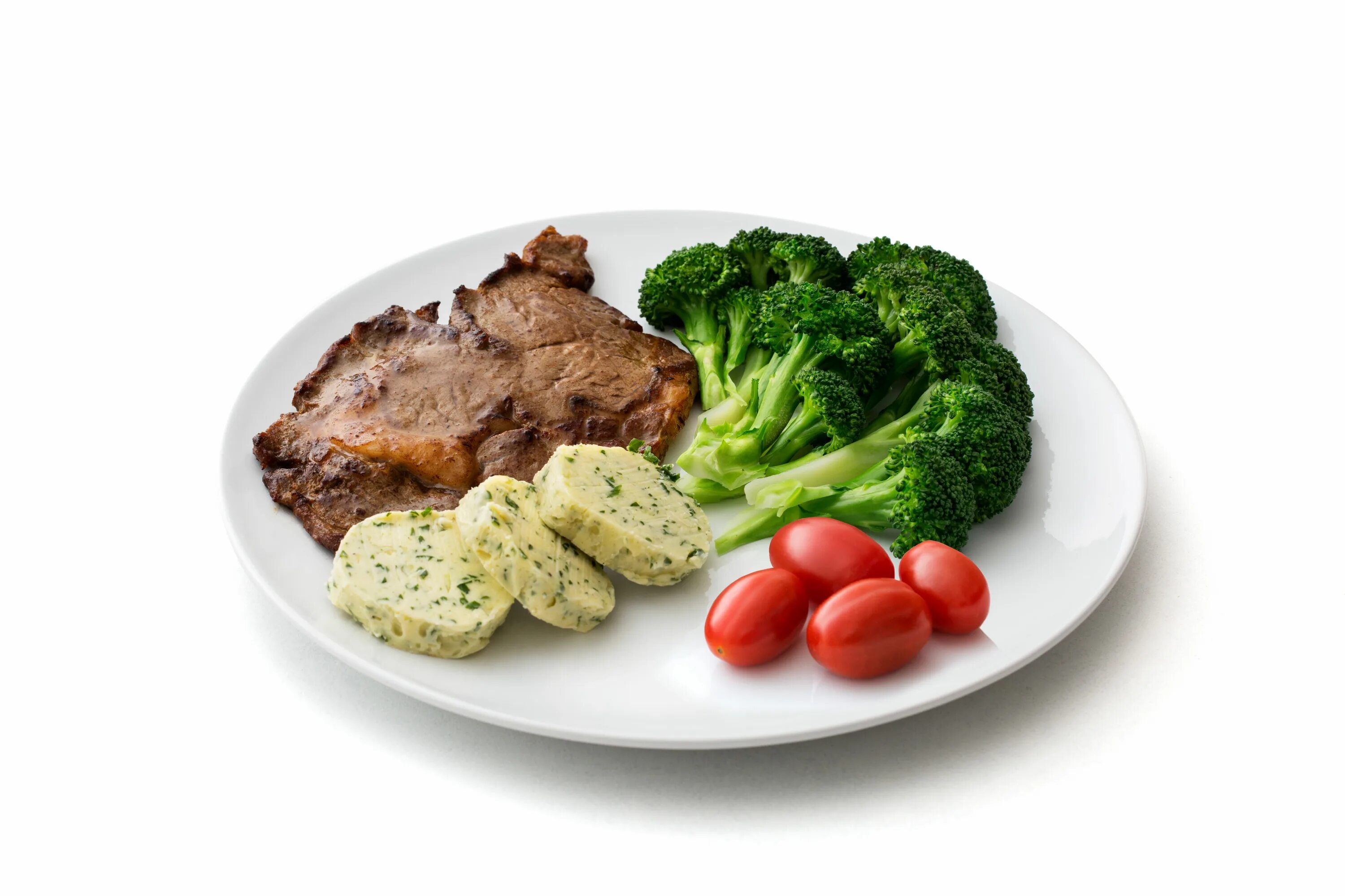 Тарелка с едой. Блюда на белом фоне. Тарелка с мясом и овощами. Диетические блюда на белом фоне.