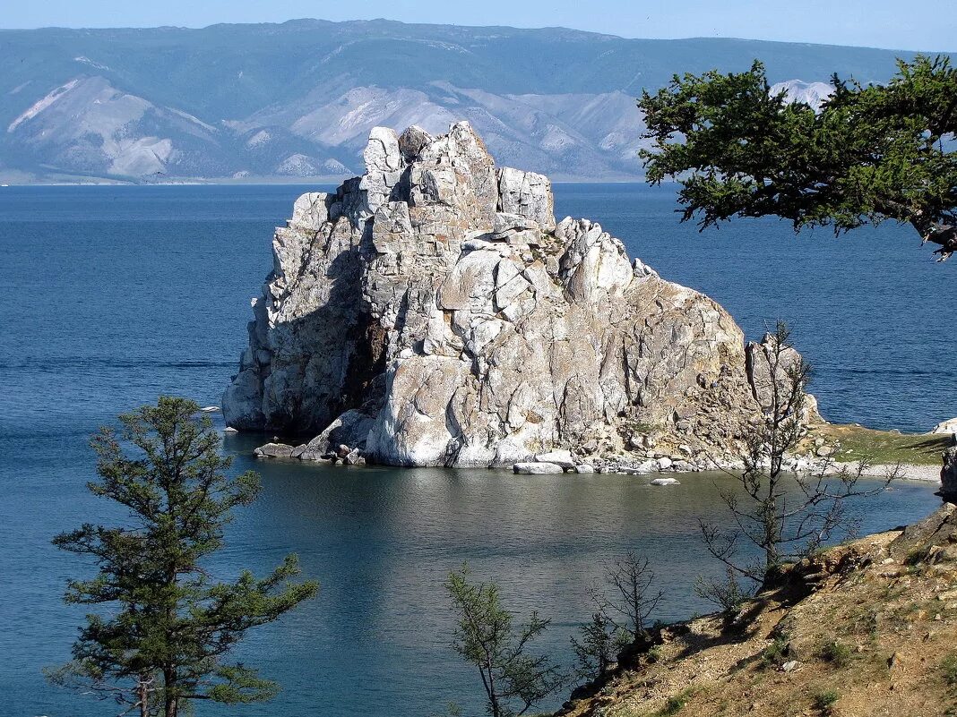 На горе шаманка. Остров ольхон гора шаманка. Байкал скала шаманка остров ольхон. Скала шаманка (мыс). Остров ольхон гора шаманка.