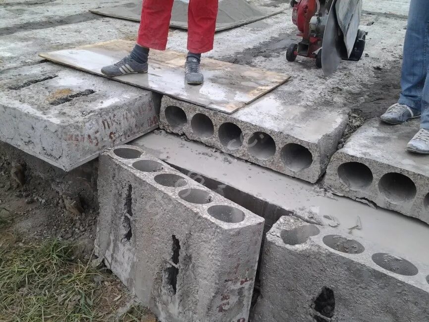 демонтаж плит перекрытия. резка плит перекрытия. пустотные плиты перекрытия смонтированные. резка плит перекрытия. отрезать плиту перекрытия.