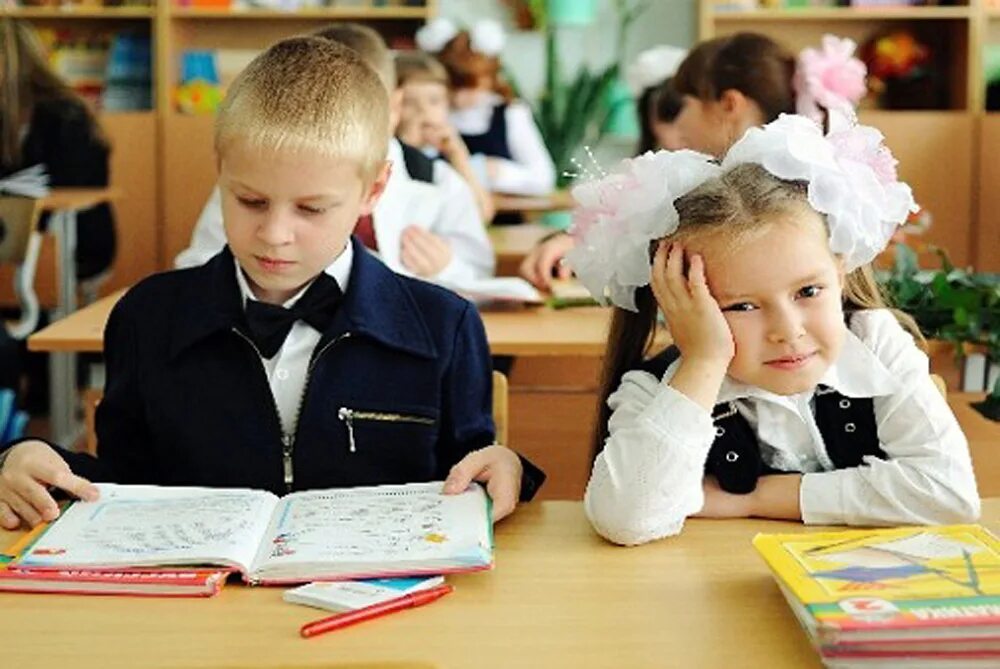 Фото детского школьника. Ученик за партой. Дети в школе. Школьники младших классов. Дети в школе за партой.