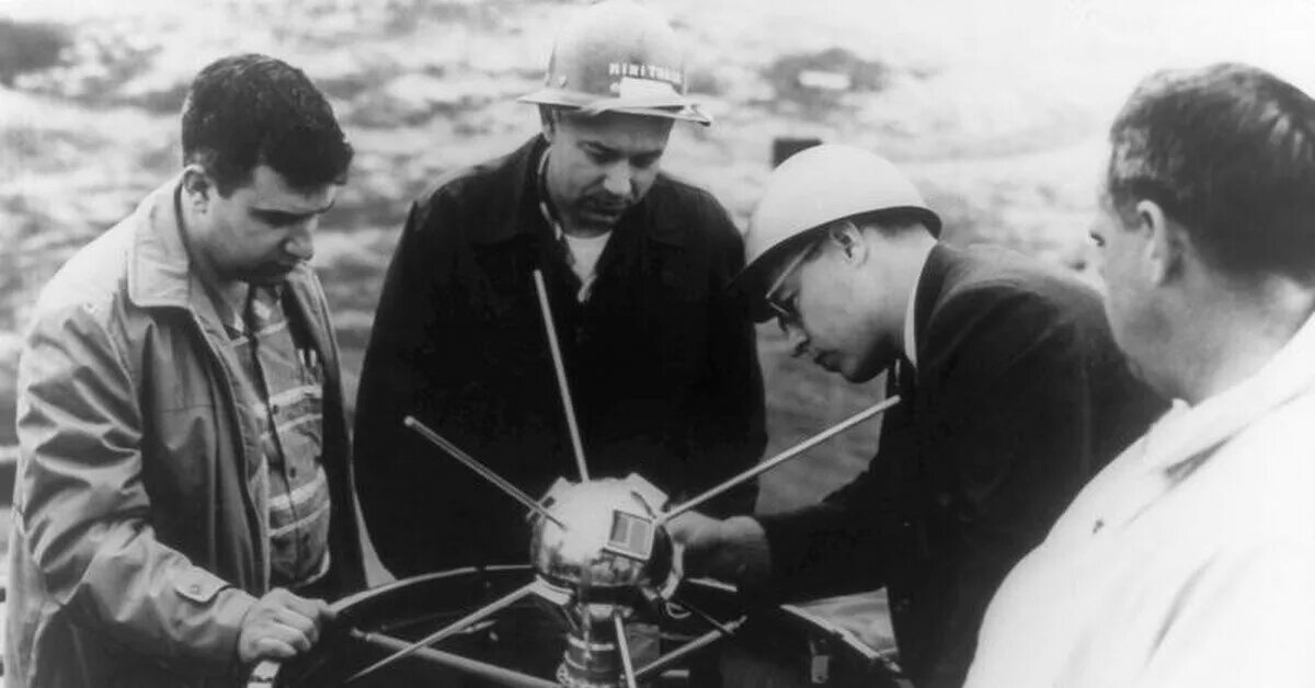 1957 запуск первого искусственного. Первый искусственный Спутник земли 1957. Первый искусственный Спутник земли 1957 Королев.