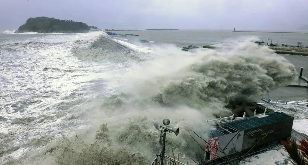 В морях бывают цунами. Цунами в японии в 2011. охотское море цунами. тайфун тропический шторм.