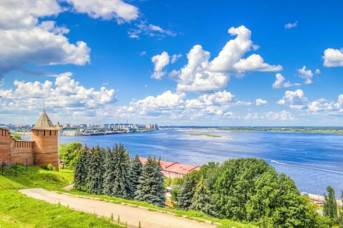 Солнечных дней в нижнем новгороде. Река Волга Нижний Новгород. Нижний Новгород Кремль Волга и Ока. Нижний Новгород с реки на Кремль. Нижегородский Кремль вид с Волги.