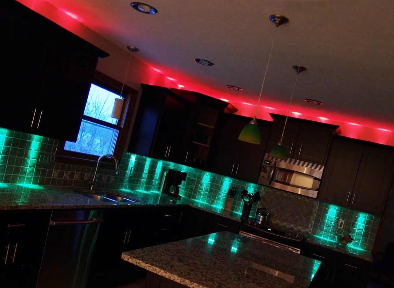 Кухня с подсветкой фото. Подсветка для кухни. Светодиодная лента на кухню. Подсветка кухни светодиодной лентой. Светодиодная подсветка потолка.