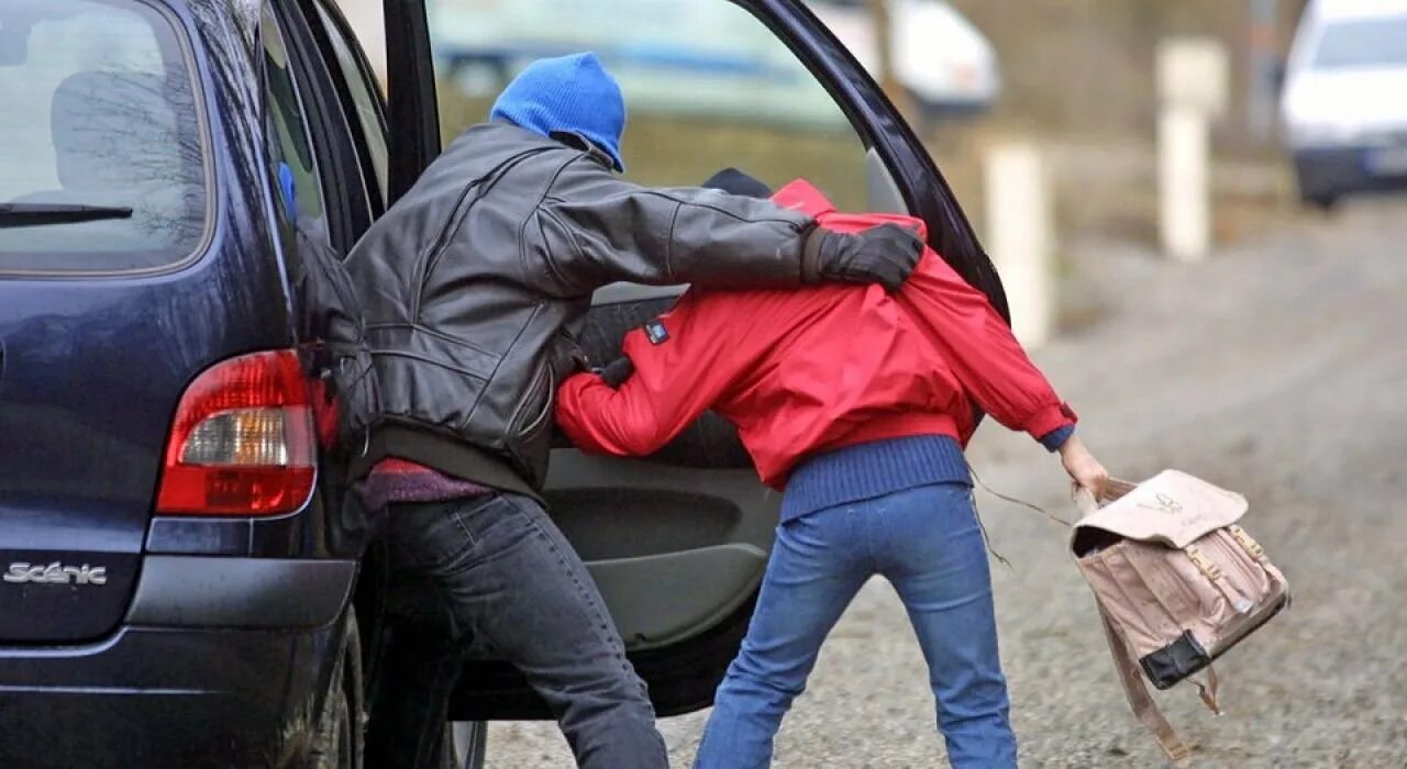 Нарушение правил похищение. Профилактика краж несовершеннолетними. Мальчика связали веревкой. Беседа о правонарушениях несовершеннолетних. Носители фильм 2009 кирнан шипка.