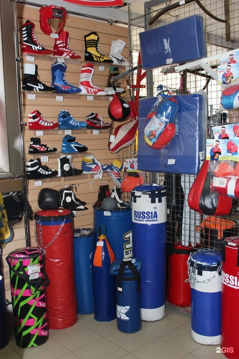 Спорттовары калуга. Выкладка спортивных товаров. Спорттовары калуга. Спорттовары на циолковского дзержинск. Спортивный магазин ассортимент.