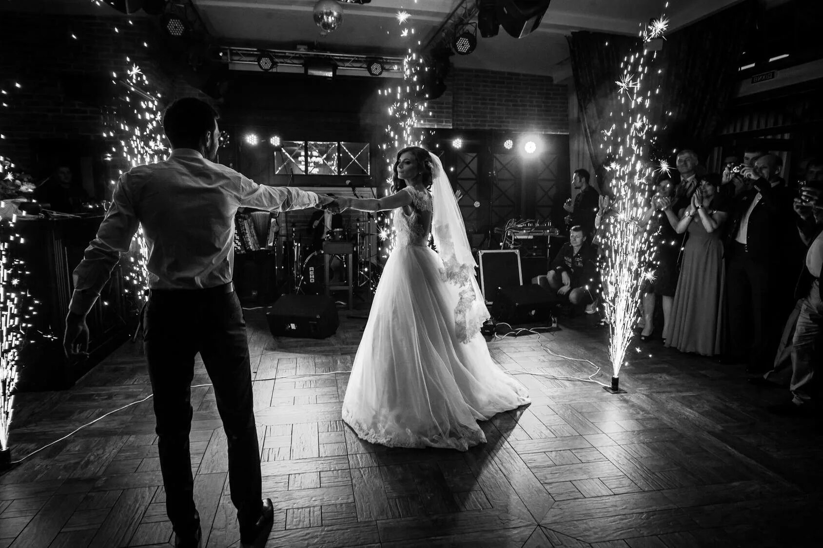 Песня для свадебного танца невесты. Свадебный танец. Свадебный танец жениха Ричмонд. Свадебные танцы Анкара мужчины.