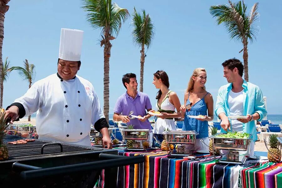 Турция ол инклюзив. Отель роялтон баваро. Турция все включено. Еда в мексиканских отелях. Люди отдыхают в отеле.