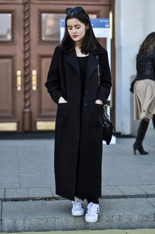 Длинное черное пальто. Черное длинное пальто женское. Чёрное пальто женское. Пальто черное длинное детское.