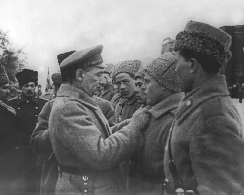 Командующий восточным фронтом 1919. Адмирал колчак 1919. колчак награждает. колчак в омске 1919. адмирал колчак в омске.