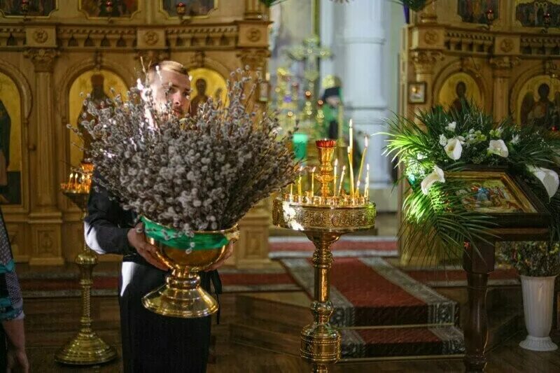 Вербное воскресенье утренняя служба в церкви. Вербное воскресенье служба в храме. вербное воскресенье храм христа спасителя. освящение вербы в церкви. вербное воскресеньев храме.