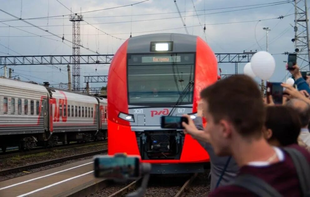 Сколько на поезде до костромы. Поезд Ласточка Минск. Кострома вокзал Ласточка. Кострома электричка Ласточка. Ласточка на вокзале Самара.