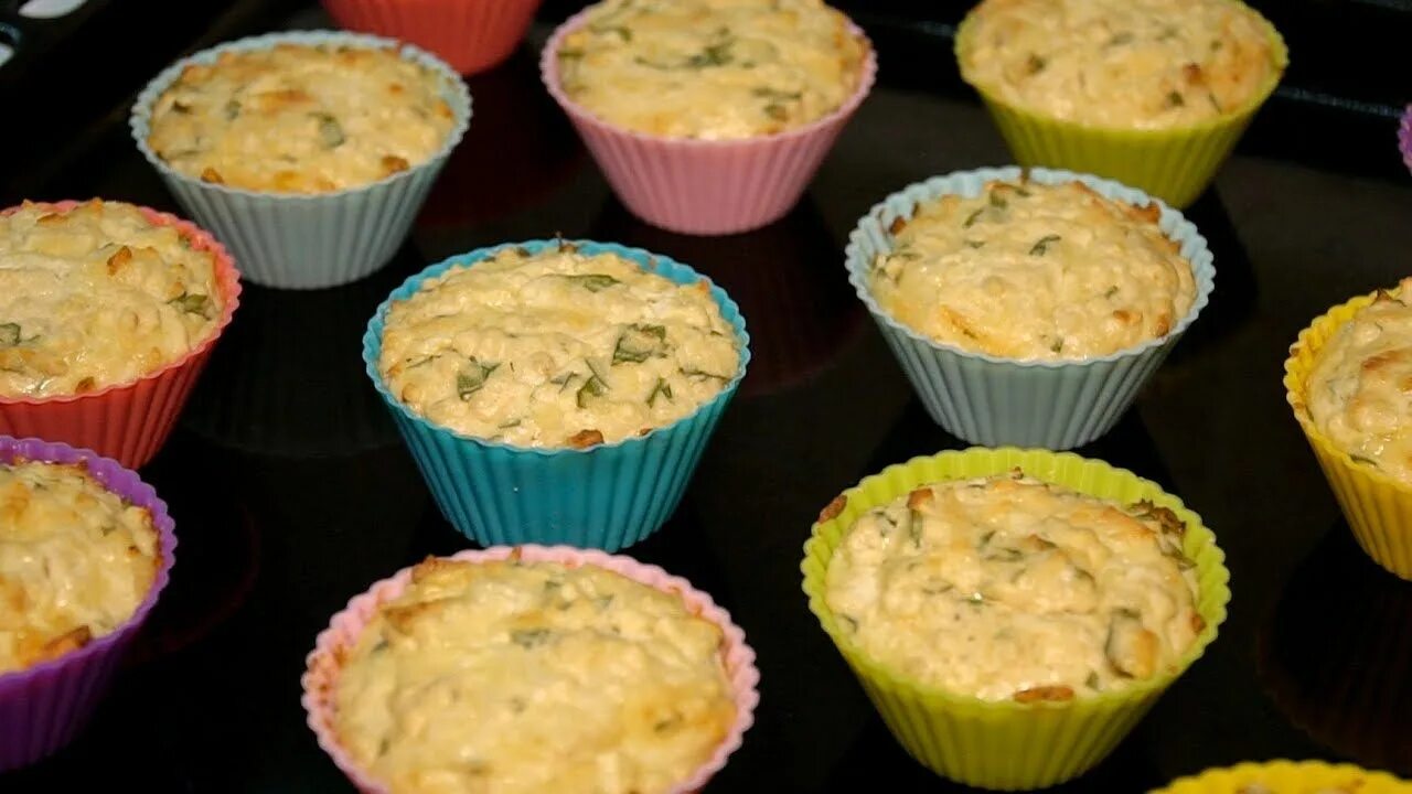 Куриные маффины с сыром. Куриные кексы в формочках с сыром. кекс с куриным филе. кексы с курицей и грибами и сыром в духовке. маффины с курицей и сыром рецепт.