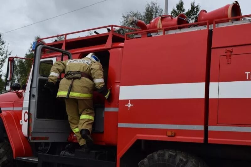 сбор пожарных по тревоге. сбор и выезд пожарных. выезд пожарных по тревоге.