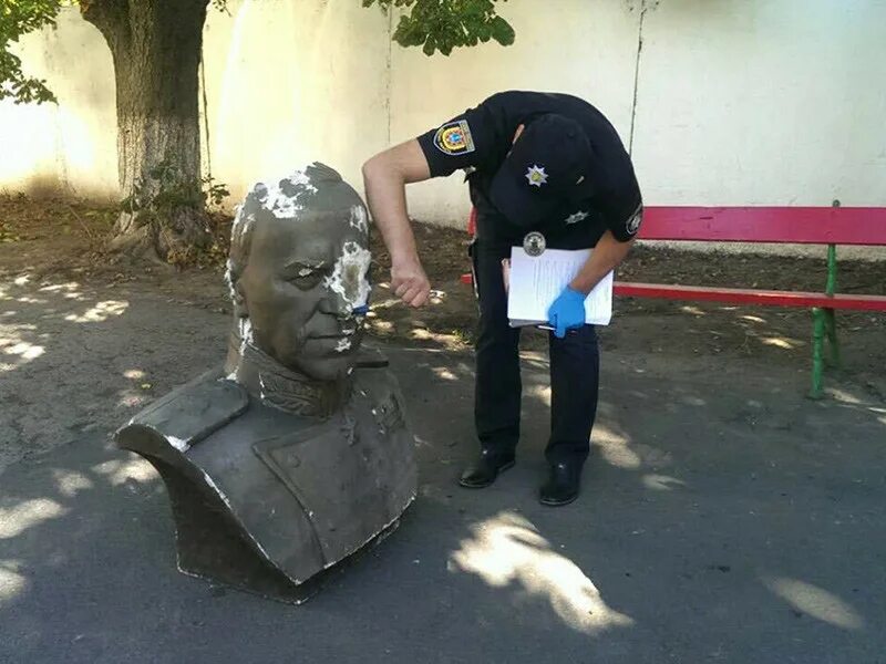 В сша снесли памятник колумбу. Драпировка памятника ленину. Псков памятник солдатам первой мировой. Памятник котлинскому в пскове. Разломанные памятники культуры фото для презентации.