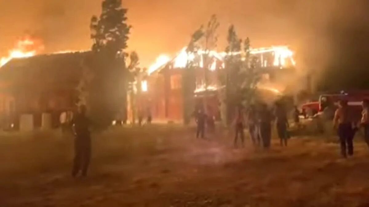 Дтп боровое матюшино казань. Пожар в боровом. Пожар в зелёном бору сегодня. Алаколь озеро. Пожар на базе отдыха бревенчатые домики.