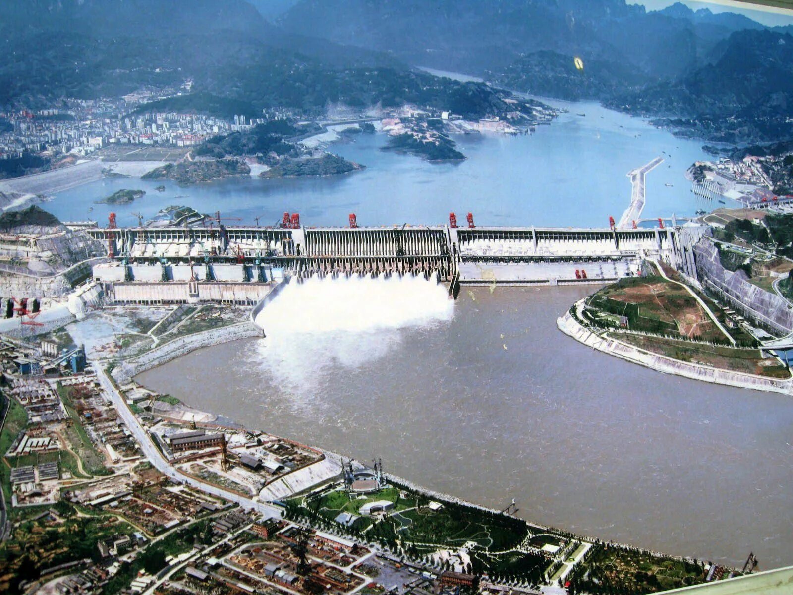 В какой стране крупнейшая гэс. Три ущелья ГЭС Янцзы. ГЭС «три ущелья» («Санься»). Самая большая ГЭС В мире три ущелья. ГЭС на реке Янцзы.