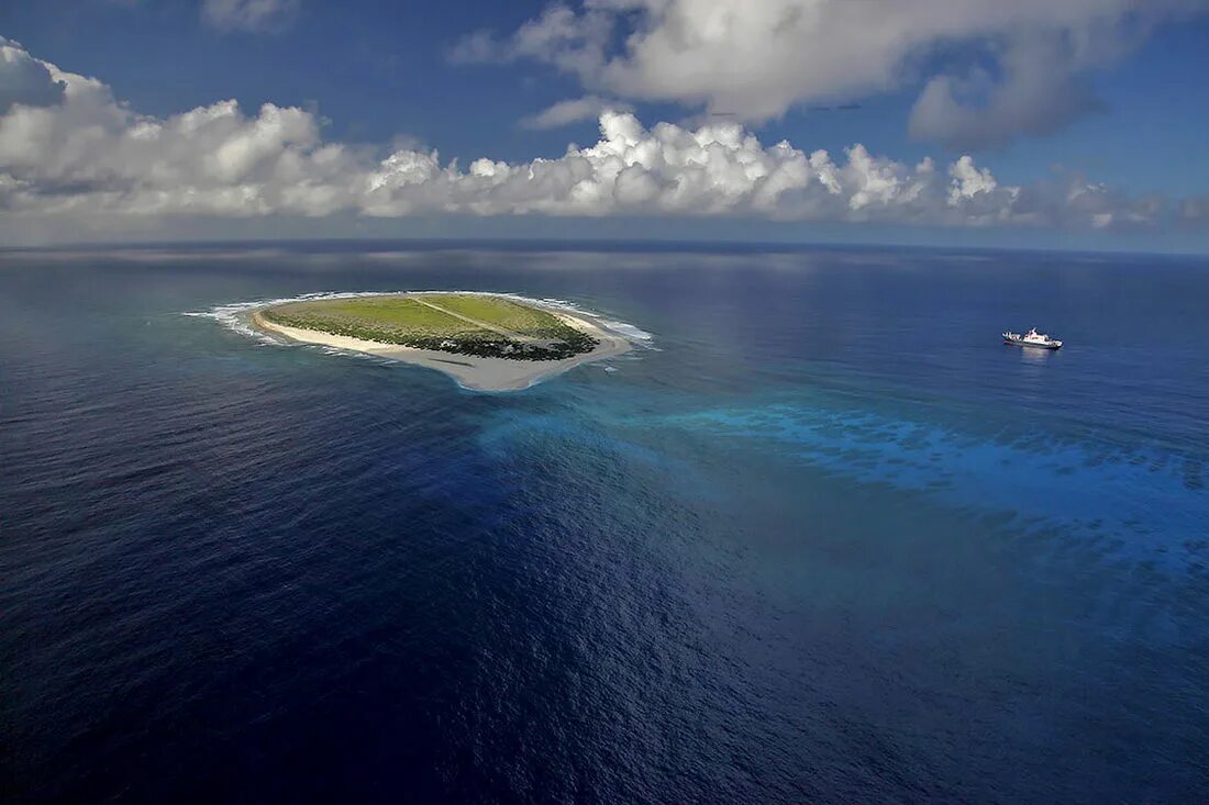 Остров человек в океане. Остров Тромелин. Острова Эпарсе. Тромлен остров в индийском океане. Остров морская Чапура.