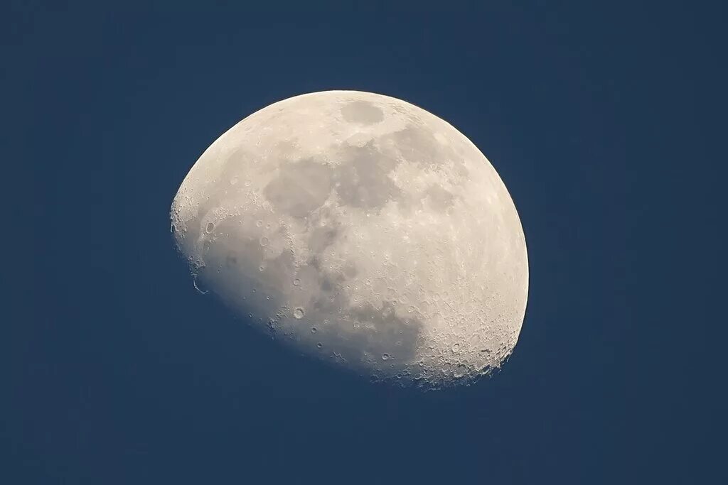 Ты луна. Луна (планета). Снимки парада планет. Луна эта планета. Год на планете луна.