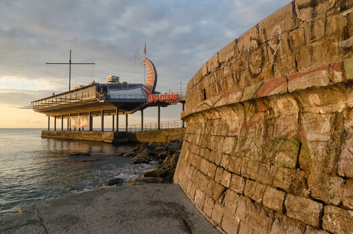 Ресторан апельсин в ялте на набережной. Апельсин набережная. Ялта кафе апельсин на набережной. Кафе апельсин ялта. Ялта кафе апельсин на набережной.