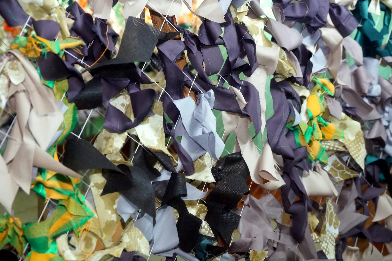 сеть маскировочная. сетка для плетения маскировочной сетки. плетут маскировочные сети. изготовление маскировочных сетей. плести маскировочные сетки.