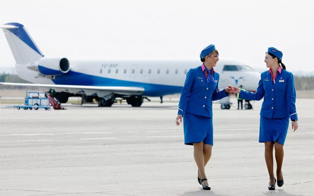 Регулировщик самолетов. Наземные службы аэропорта. Стюардессы в аэропорту. Как называется профессия в аэропорту. Как называется профессия в аэропорту.