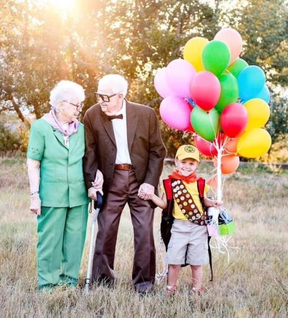 Детей передали бабушке. Бабушка и дедушка. Бабушка и дедушка с внуками. Фотосессия дедушки. Фотосессия с внуками.
