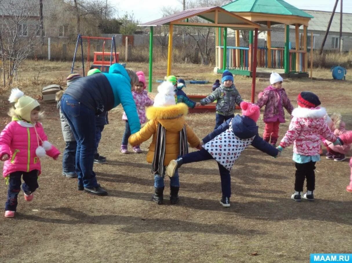 Игры на прогулке в старшей группе весной. Прогулка в детском саду. Дети на прогулке в детском саду. Дети на прогулке в ДОУ. Летняя прогулка в детском саду.