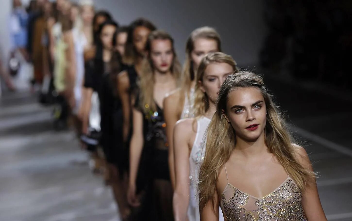 Show cara. Cara Delevingne Fashion индустрия. Пандора Делевинь.