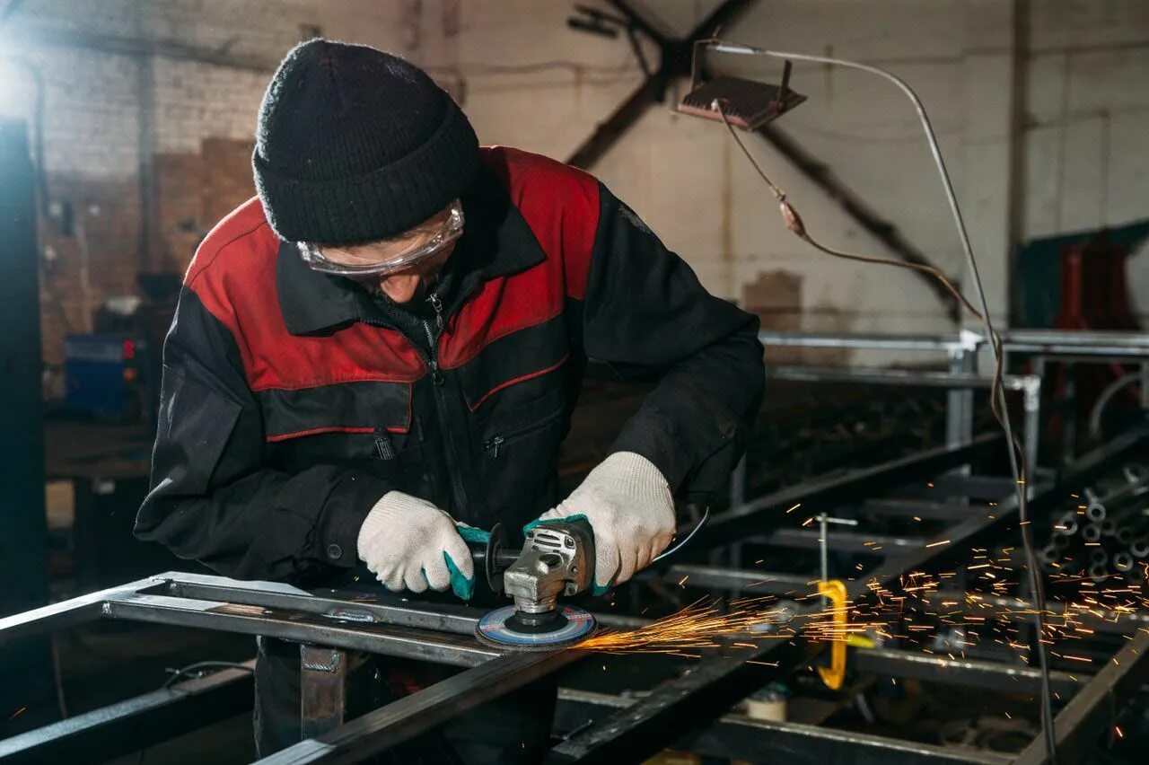 Слесарь-сборщик металлоконструкций. Работа сварщики слесаря. Спецодежда слесаря мср. Работа сварщики слесаря. Слесарь сварщик.