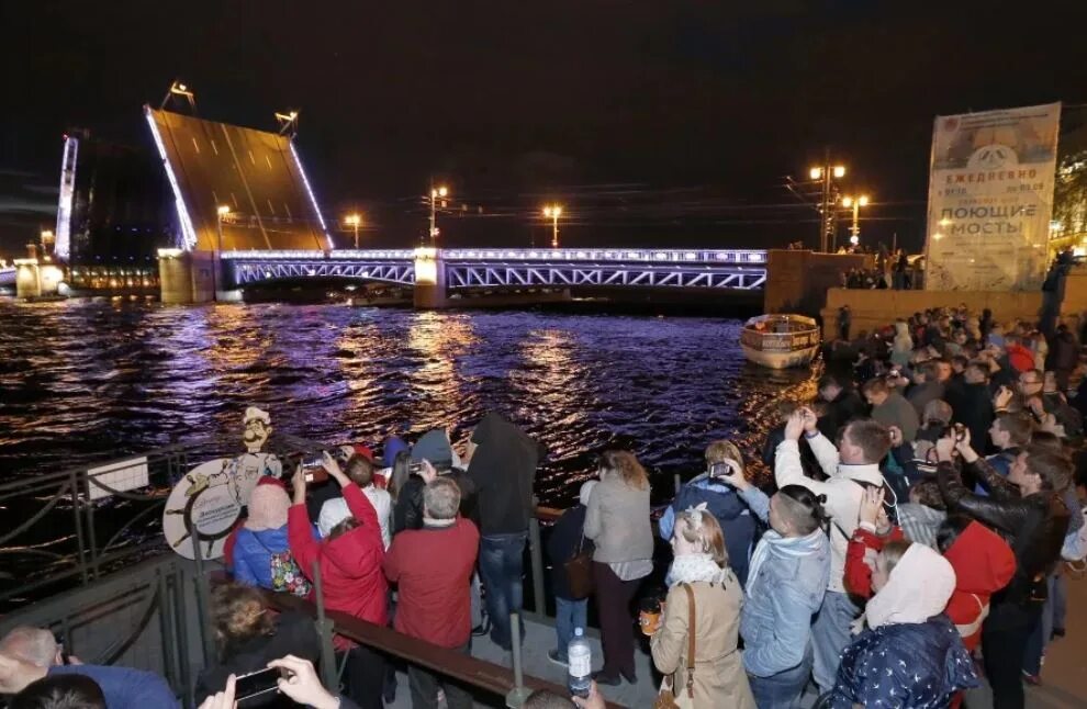 Поющие мосты в Санкт-Петербурге. Набережная с разводными мостами Питер. Питер Поющие мосты. Развод мостов в Санкт-Петербурге люди.