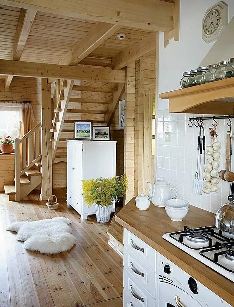 Дача первый этаж. Загородный дом интерьер. Кухня в деревянном доме. Кузн в деревянном доме. Интерьер деревянной дачи.