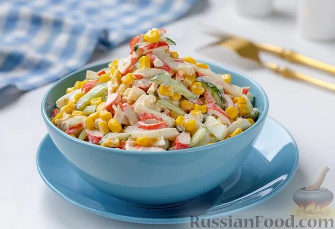 Салат с кальмарами и крабовыми палочками. Кальмары с кукурузой и крабовыми палочками. Салат из кальмаров с крабовыми палочками и кукурузой. Салат с кальмарами и крабовыми палочками. Салат из кальмаров и крабовых палочек.