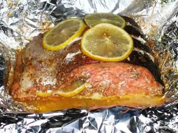 запеченная форель с картошкой. блюда из рыбы. форель клеопатра. вкусная форель в фольге в духовке. форель в духовке.