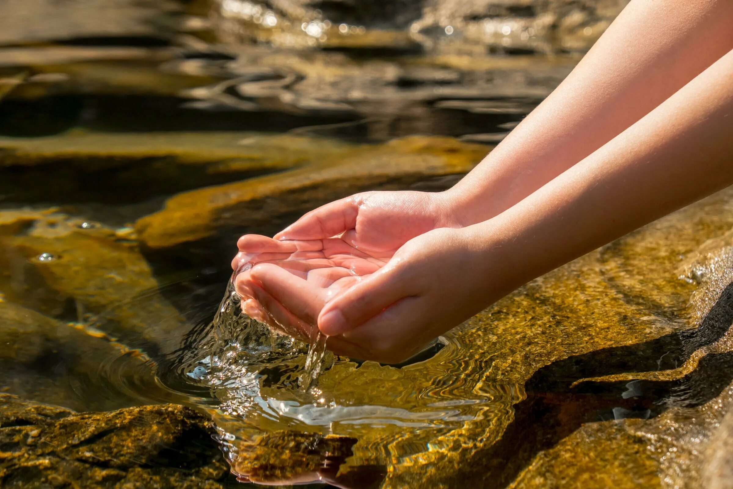 Ступни в воде. Мокрые ноги. Обливание ног закаливание. Ноги в воде. Ноги в холодной воде.