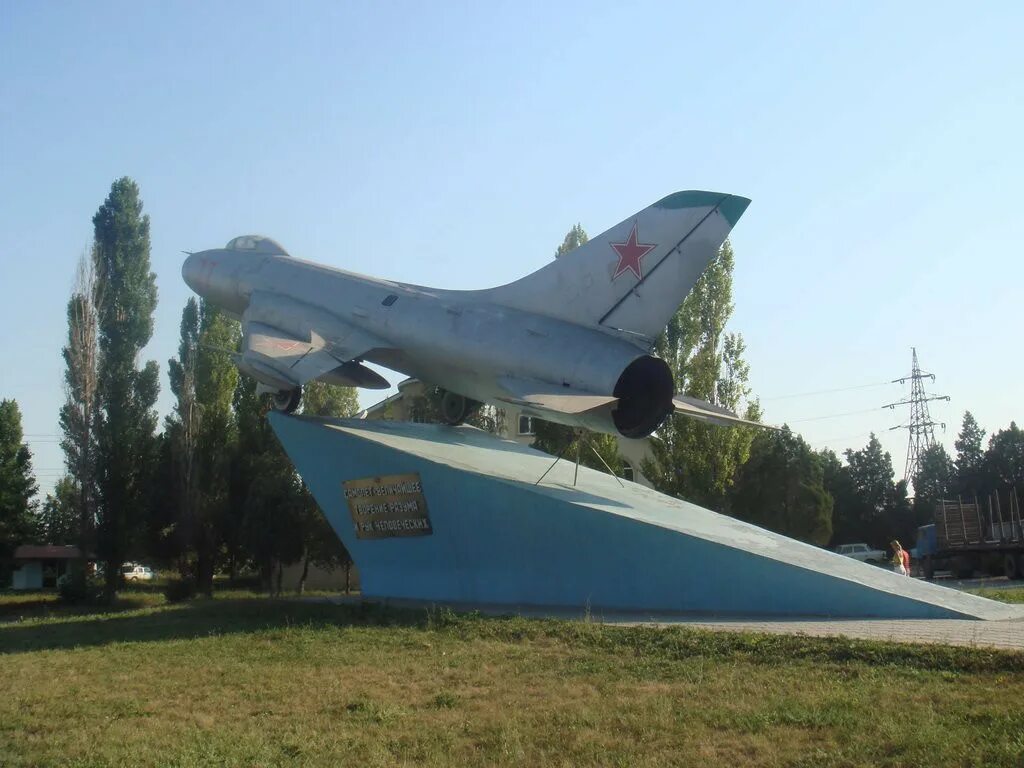 Памятник су 7б в таганроге. Бе 200 таганрог. Ан 10 таганрог. Таганрог самолет. Таганрогский авиационный научно-технический комплекс.