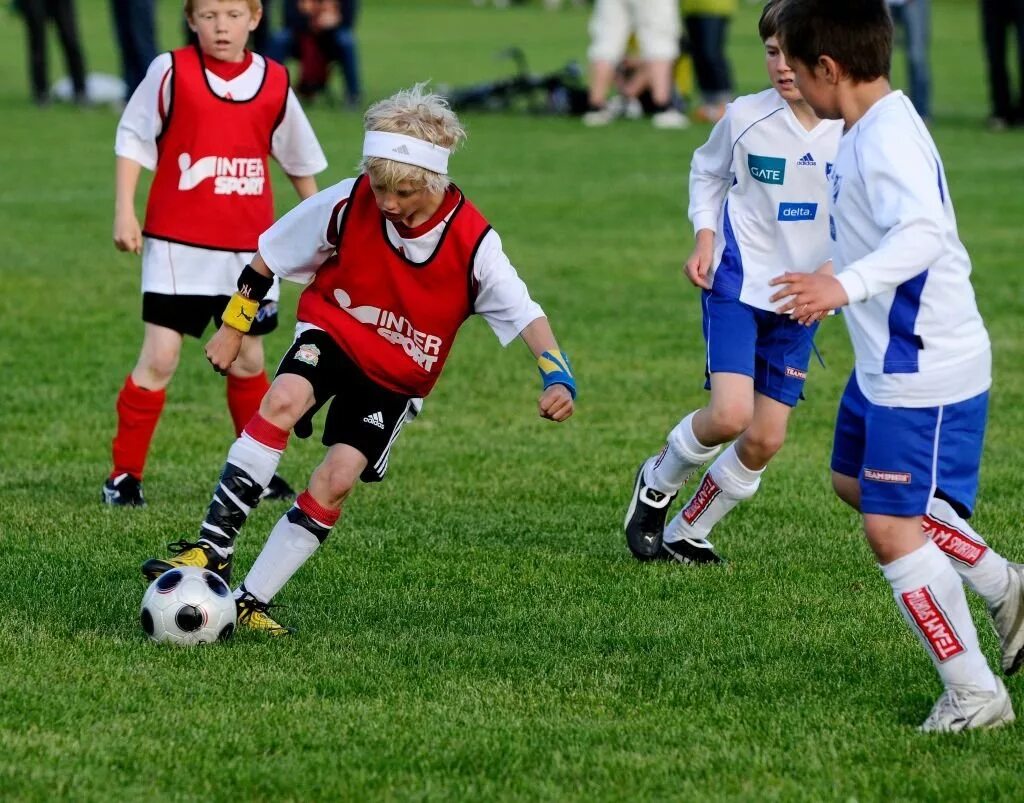 Стали играть в футбол. Футбол. Дети играющие в футбол. Детский футбол. Игра футбол.