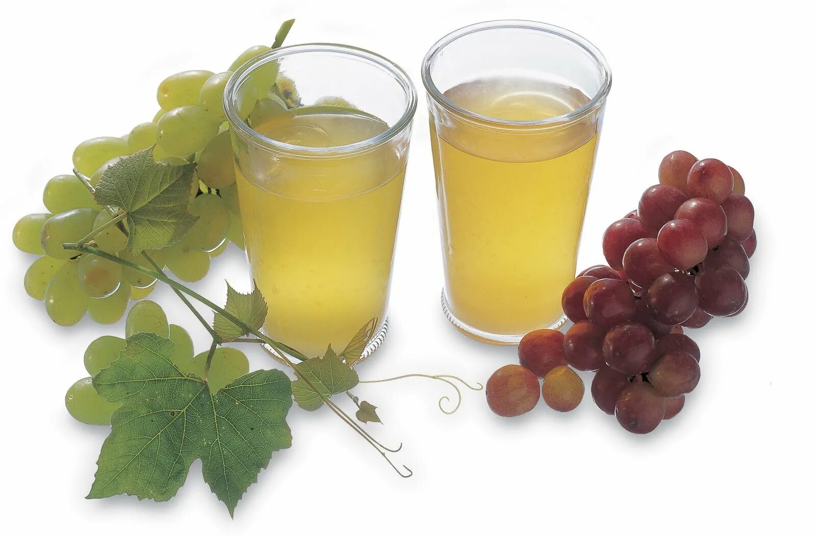 Сок виноградный домашний рецепт. Виноградный сок. Свежевыжатый виноградный сок. Самогон из винограда. Сок виноградный белый.