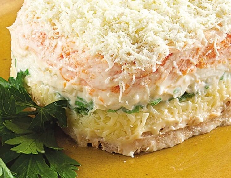 Салат мимоза с горячего копчения. Салат мимоза с копченой скумбрией. салат из скумбрии консервированной. мимоза с копченой скумбрией. салат с отварной рыбой слоеный.
