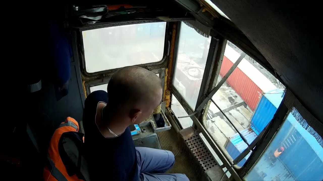 В кабине крана видео. Блоггер крановщик. Кабина машиниста башенного крана. Кб 405 кабина внутри. Кабина крановщика.
