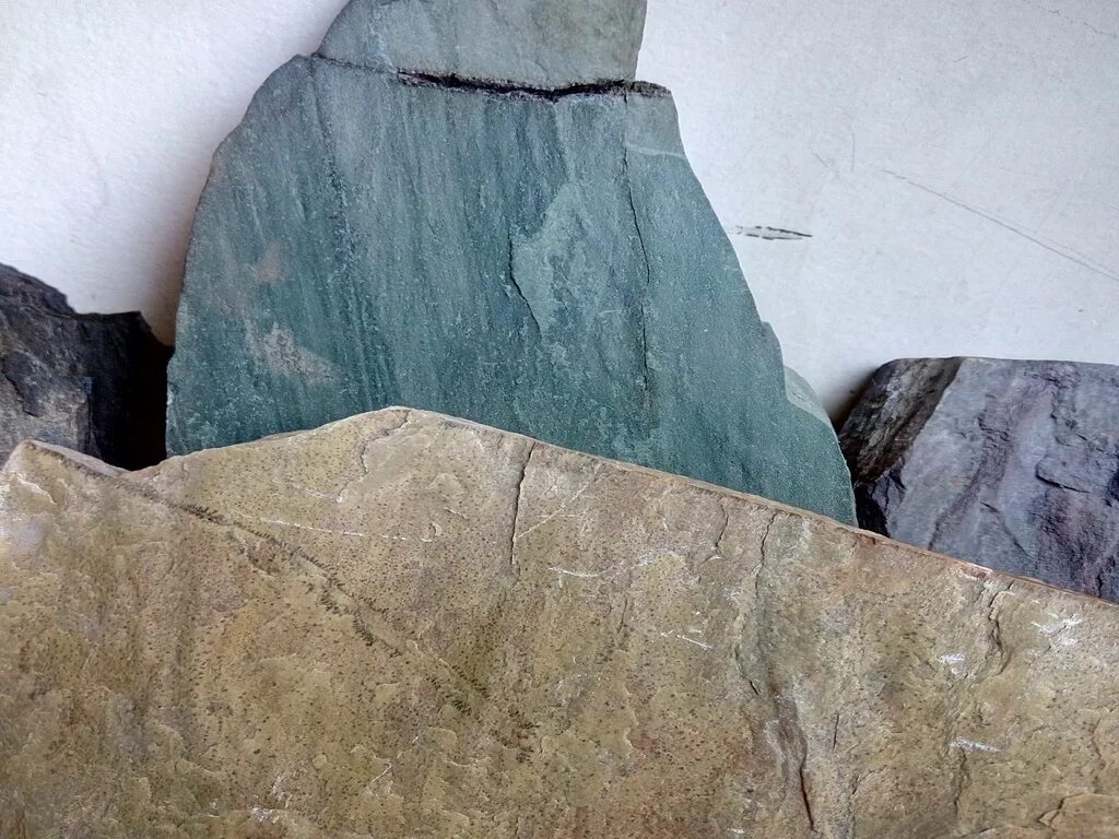 Колотый глубинный. Закарпатский камень сланец Ардатовский дикий. Слэбы натурального камня сланец. Шиферный сланец. Глубинный сланец.