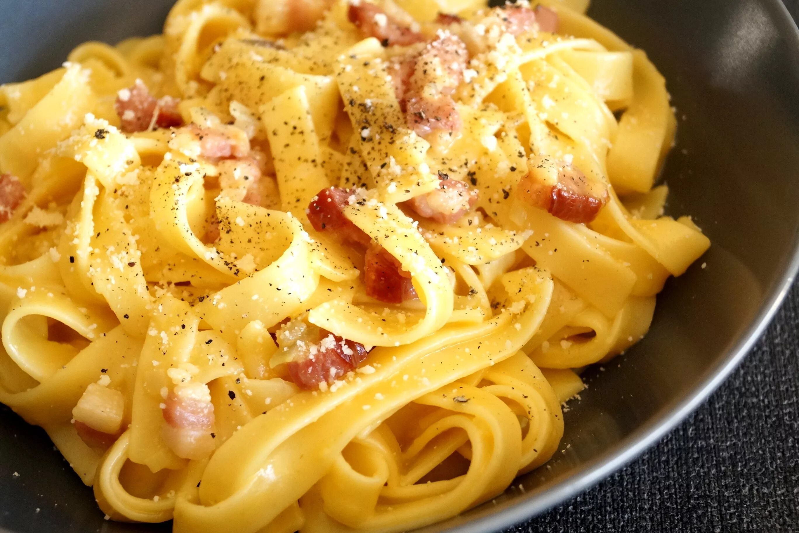 Тальятелле карбонара tagliatelle Carbonara. Тальятелле (tagliatelle). Паста лингвини карбонара. Паста карбонара таглиателли.