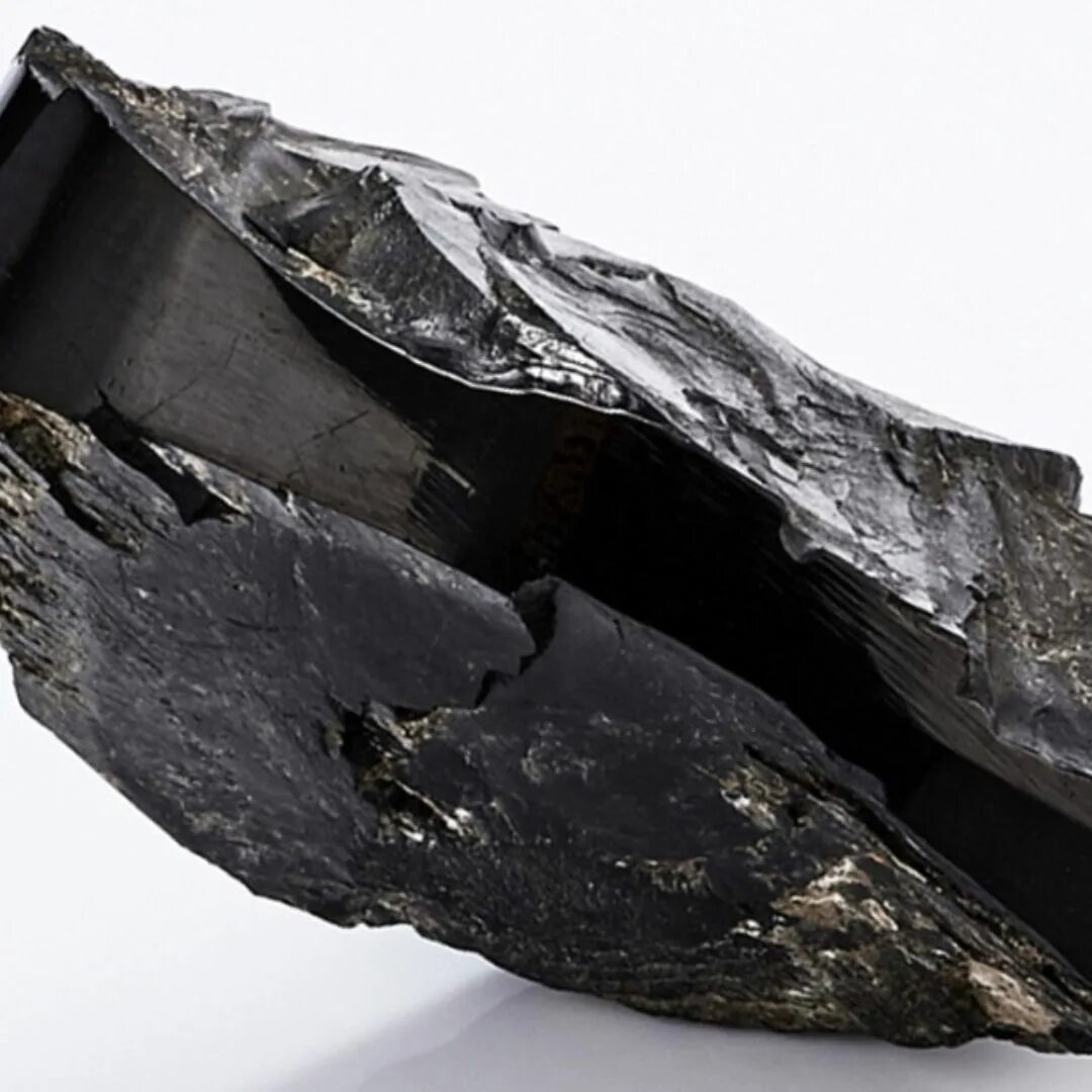 Какой еще декоративный минерал кроме шунгита промышленно. Гагат черный янтарь. Гагат камень. Черная яшма гагат. Чёрная яшма гагат камень.