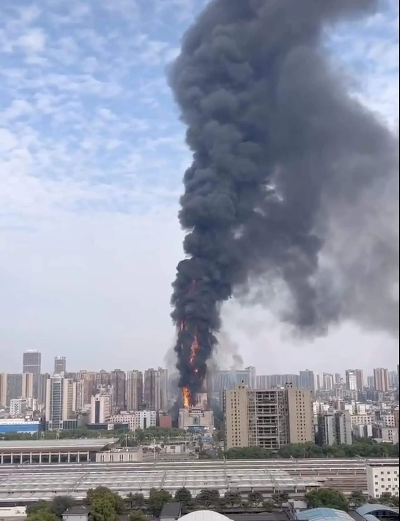 Горит небоскреб. Чанша пожар. В Китае горит небоскреб. Горящее здание. Сгорел небоскреб.
