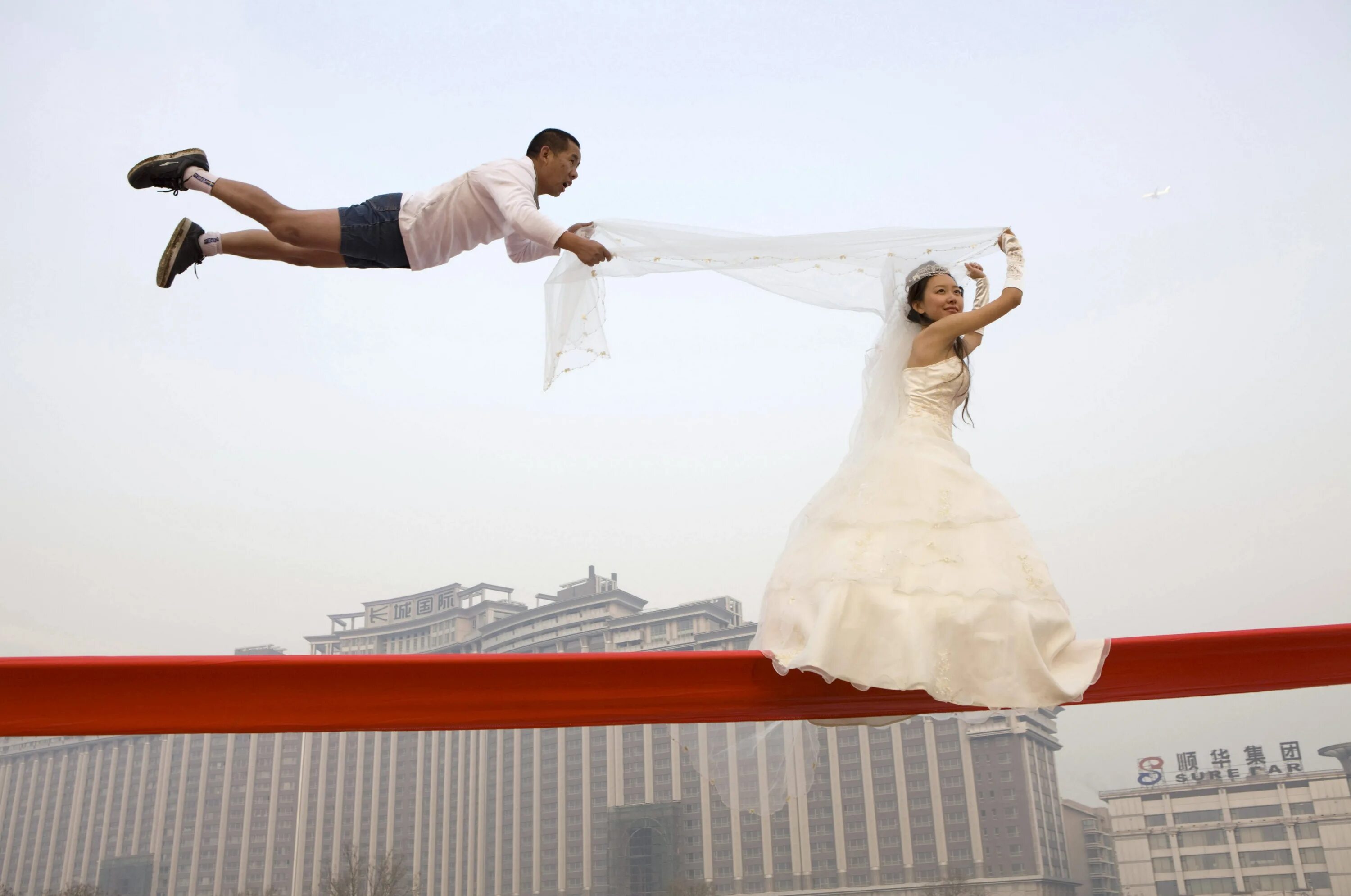 More people are flying. Ли Вэй Вэй. Китайские Свадебные фотографы. Летающий человек. Летающие китайцы.