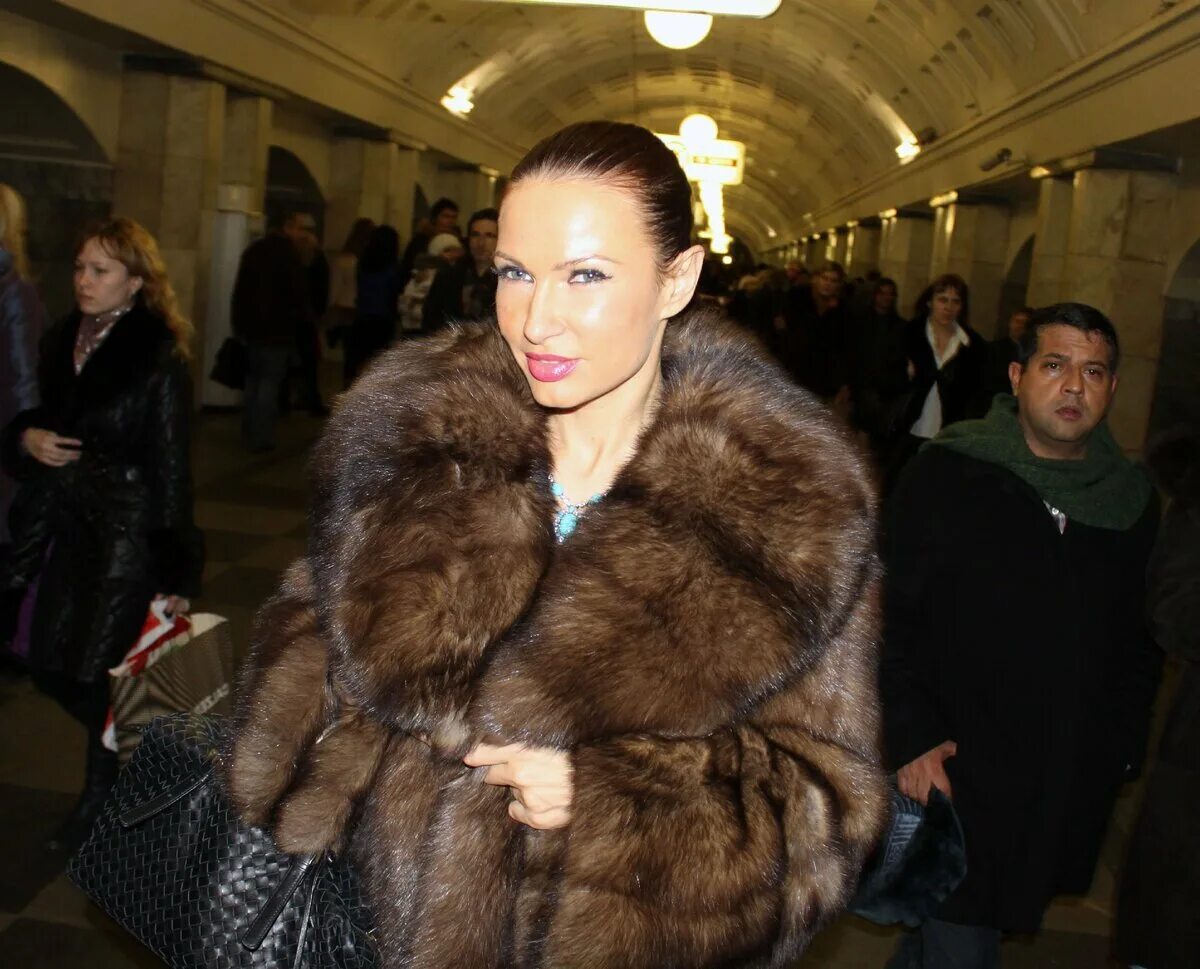 Смешная женщина в шубе. Метро шубы. Бояре в метро. Метро шубы. Женщина в шубе в метро.