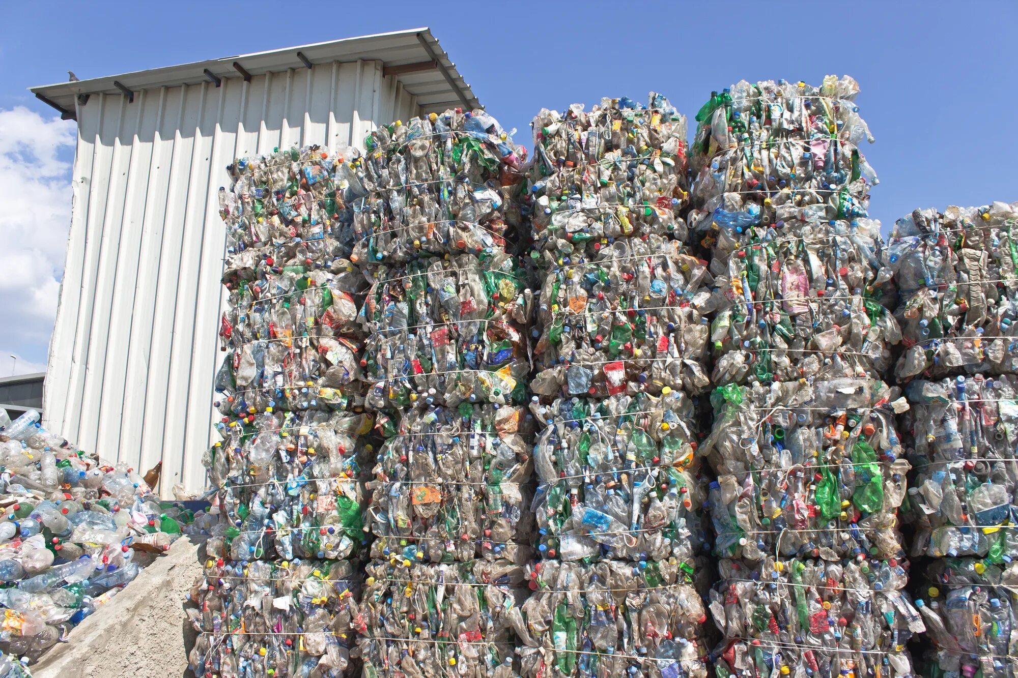 Х отходов. Пластиковые отходы. Мусорный завод. Утилизация мусора. Переработанный пластик.