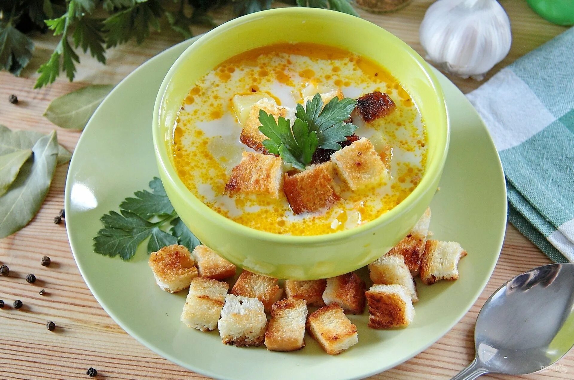 Суп из копченой курицы с плавленным сыром. Куриный суп с плавленым сыром. суп с курицей, рисом и плавленым сыром. сырный суп с плавленным сыром. суп с копченой курицей и плавленным сыром.