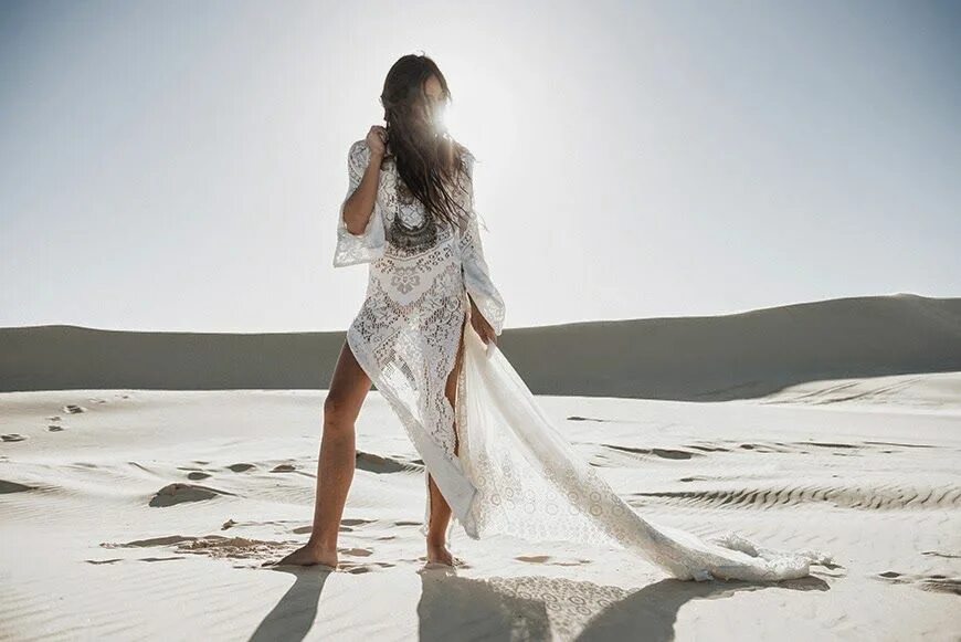 Sand wear. Sand wear. Мужчина на песке. Sand wear. Девушка в длинном летнем платье.