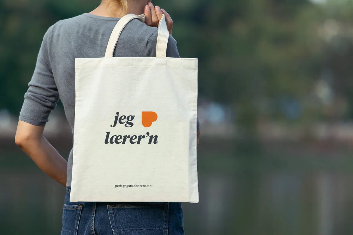 Help me to carry. Ребенок тащит тяжелую корзину. Мальчик тащит портфель. Help me to carry. Сумка с продуктами.